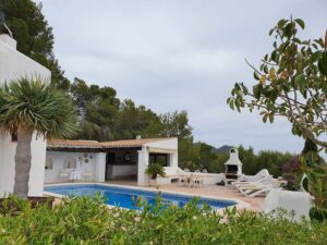 Where can I find cheap Ibiza villas to rent?